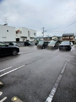 【駐車場】 | ラ・フィエスタⅡ | 車をお持ちの方に嬉しい駐車場付きの物件です
