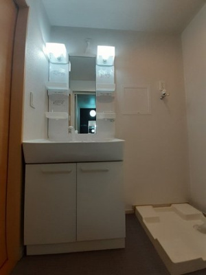 【洗面所】 | ＦｌｏｕｒｉｓｈＩｎニイザキⅠ | 明るい洗面所です