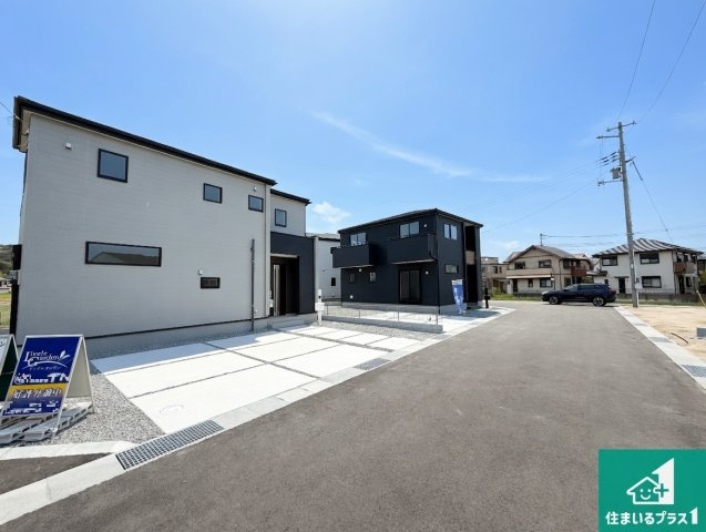 洲本市上物部　第3期　新築一戸建ての前面道路含む現地写真|周辺は閑静な住宅街！前面道路広々で車の出し入れも便利です。駐車が苦手な方でも安心して車庫入れできます！