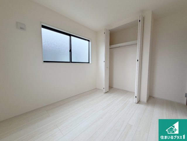 洲本市上物部　第3期　新築一戸建ての洋室|寝室は心地よい眠りについてもらいたくて、シンプルかつ開放的な空間な設計にしています！大きな窓から差し込む日が心地いいです♪