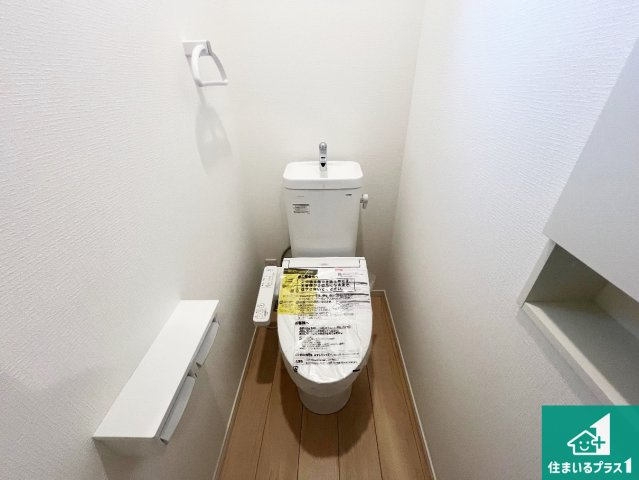 加古川市平岡町新在家　第7期　新築一戸建てのトイレ|1・2階の2ヶ所にあるので、朝の忙しい時間の順番待ちもなく、深夜の利用にも大変便利です。