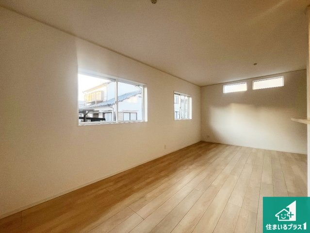 加古川市平岡町新在家　第7期　新築一戸建ての居間・リビング|日当たり良好の明るいリビングで朝の目覚めもスッキリできそう！対面キッチンでご家族のコミュニケーションも自然と増える設計！小さなお子様が遊ぶスペースを作っても広々とくつろげるLDK！