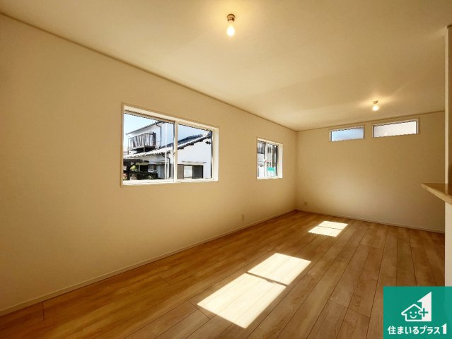 加古川市平岡町新在家　第7期　新築一戸建ての居間・リビング|日当たり良好の明るいリビングで朝の目覚めもスッキリできそう！対面キッチンでご家族のコミュニケーションも自然と増える設計！小さなお子様が遊ぶスペースを作っても広々とくつろげるLDK！