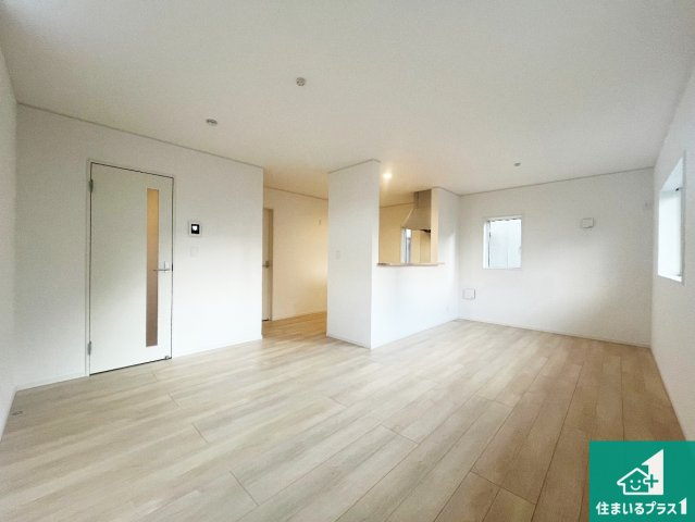 加古川市平岡町新在家　第7期　新築一戸建ての居間・リビング|日当たり良好の明るいリビングで朝の目覚めもスッキリできそう！対面キッチンでご家族のコミュニケーションも自然と増える設計！小さなお子様が遊ぶスペースを作っても広々とくつろげるLDK！