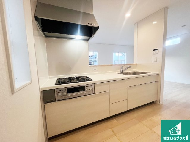 加古川市平岡町新在家　第7期　新築一戸建てのキッチン|子供を見守りながらお料理が出来るため家族のコミュニケーションか増えます♪スペースが広く確保されている為お子様が大きくなったときは一緒に料理を楽しめます♪