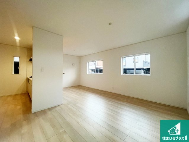 加古川市平岡町新在家　第7期　新築一戸建ての居間・リビング|明るいリビングで朝の目覚めもスッキリできそう！対面キッチンでご家族のコミュニケーションも自然と増える設計！小さなお子様が遊ぶスペースを作っても広々とくつろげるLDK！