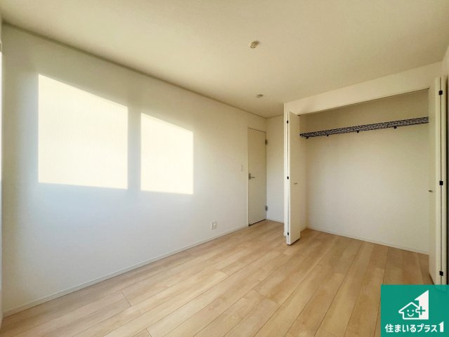 加古川市平岡町新在家　第7期　新築一戸建ての洋室|寝室は心地よい眠りについてもらいたくて、シンプルかつ開放的な空間な設計にしています！大きな窓から差し込む日が心地いいです♪