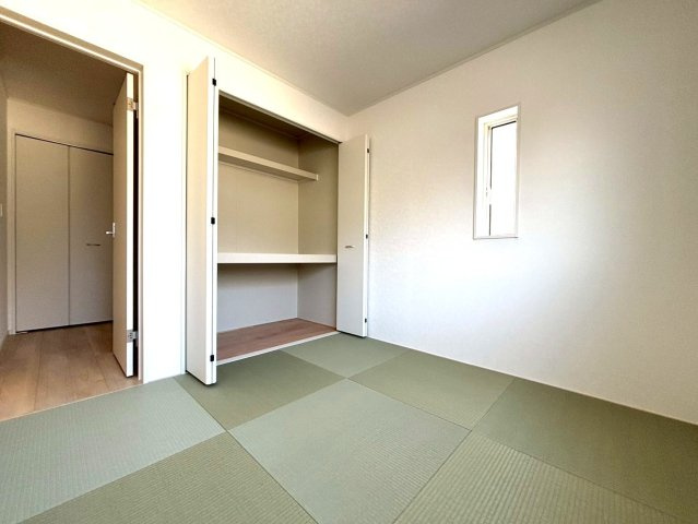 クワイエ　羽島市竹鼻町第６　全１区画分譲の洋室|建具やクロスなどをトータルデザインでコーディネートしており、室内に落ち着きと安らぎを与えてくれます。
全居室収納付き！寝室やお子様のお部屋がスッキリ片付きます。