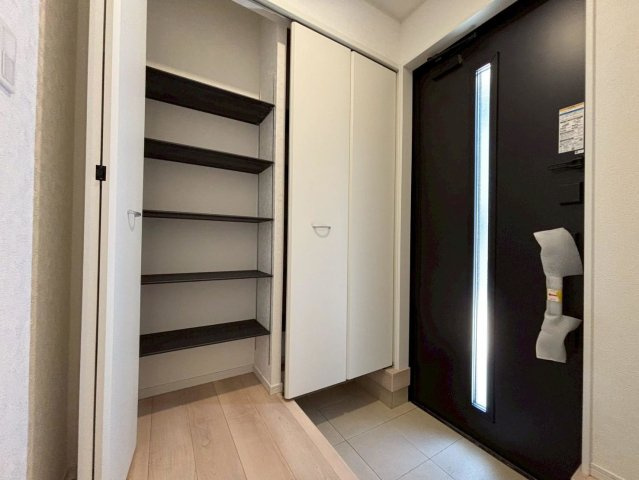 クワイエ　羽島市竹鼻町第６　全１区画分譲の玄関|玄関ドアの取手ハンドル部分にセンサーがついて、カードタイプ・シールタイプのキーで施錠が可能で便利です。
お買い物の荷物で手が塞がっていても、楽々開錠できます。毎日の外出前の時間も短縮されて快適です！