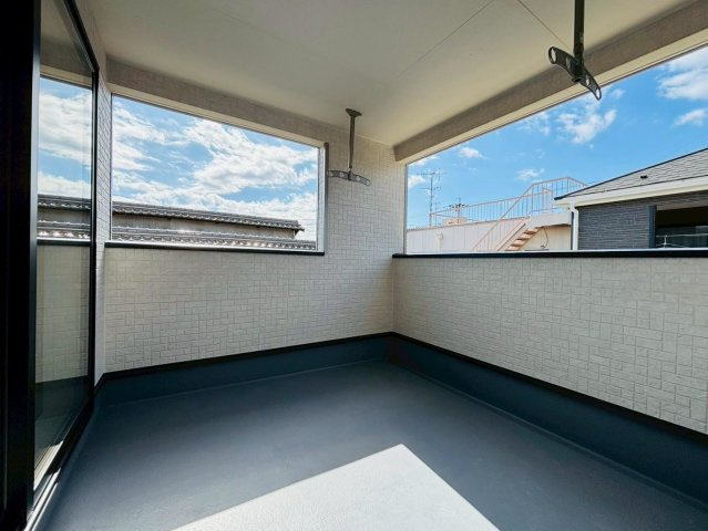 クワイエ　羽島市竹鼻町第６　全１区画分譲の玄関|大容量のシューズ収納付きで玄関周りもすっきり！玄関ドアからの光が玄関ホールを明るくしてくれます。