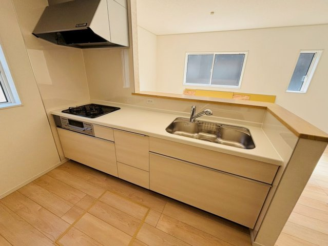 クワイエ　羽島市竹鼻町第６　全１区画分譲の居間・リビング|フローリング材は木目調でナチュラルな美しさ。様々な傷やクラックの発生を大幅に抑える特殊加工済みです。
床材に受ける様々な傷や、温度・湿度変化によるクラックの発生を大幅に抑える特殊加工を施工済み。