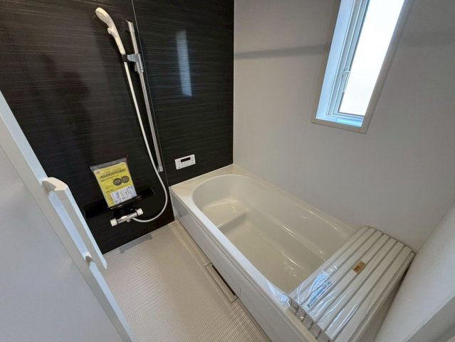 クワイエ　羽島市竹鼻町第６　全１区画分譲のキッチン|お手入れがラクなステンレスをワークスペース部分トップに使用した、機能的で美しいシステムキッチンです。
浄水器組込み水栓でシンクまわりがスッキリ広々お使いいただけます。フラットな造りでお掃除も楽々です。