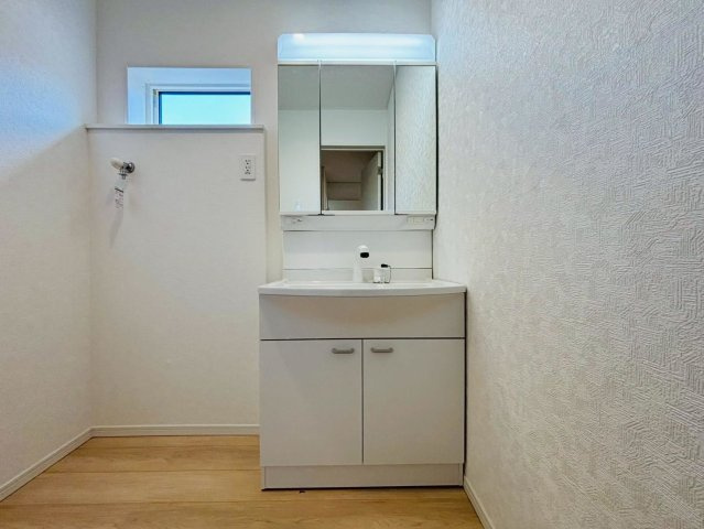 クワイエ　羽島市竹鼻町第６　全１区画分譲の浴室|保温浴槽使用で４時間たっても浴槽の湯温低下はわずか約2.5度の省エネ仕様です。【暖房換気乾燥機】付き！
サイドブロー機能を備えた省エネ衣類乾燥機です。窓付きの明るく清潔な空間でゆったりバスタイムを！