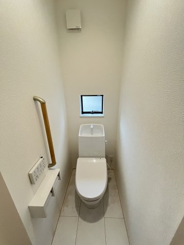 【内装】 | 福岡市西区今宿東3丁目　B号棟（全3棟）【仲介手数料無料・0円】 | 施工例。1階のトイレです。施工例は完成時と異なる場合があります。