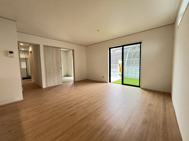 【内装】 | 福岡市西区今宿東3丁目　B号棟（全3棟）【仲介手数料無料・0円】 | 施工例。リビングです。施工例は完成時と異なる場合があります。