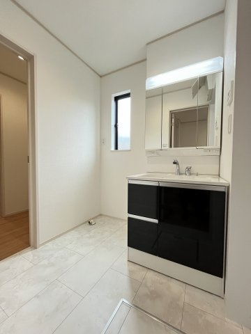 【洗面所】 | 福岡市西区今宿東3丁目　B号棟（全3棟）【仲介手数料無料・0円】 | 施工例。施工例は完成時と異なる場合があります。