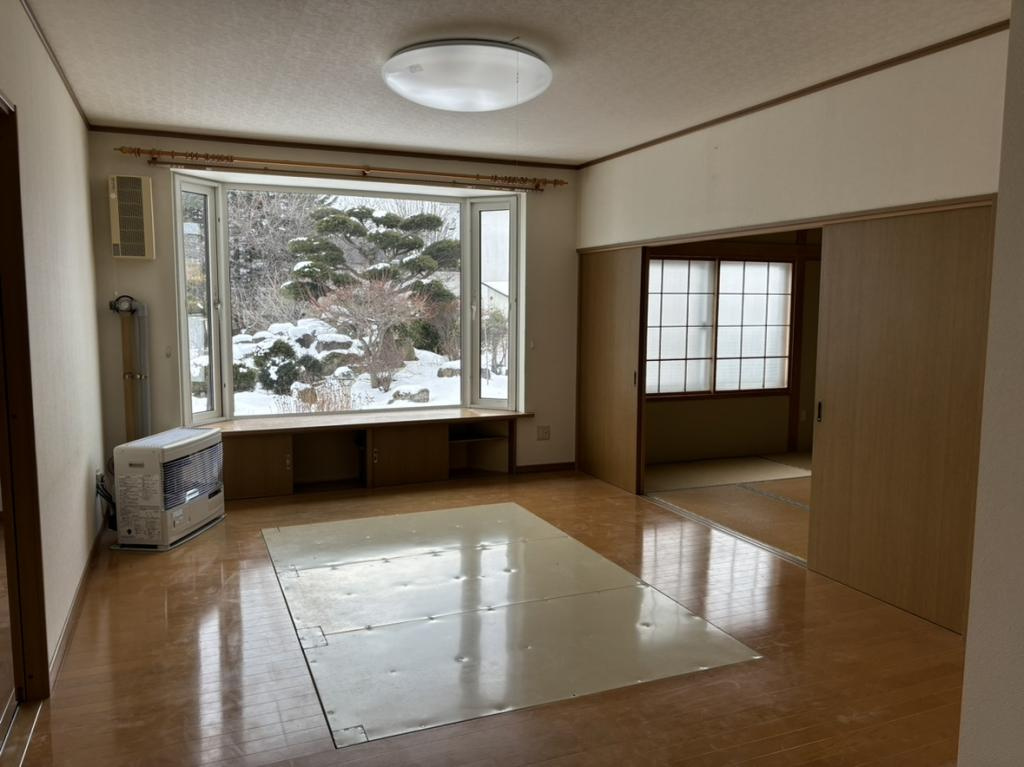 常呂郡訓子府町東町２２２番地１、２２３番１　平家建中古売家の居間・リビング|18帖LDK