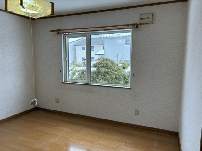【洋室】 | 常呂郡訓子府町東町２２２番地１、２２３番１　平家建中古売家 | 東側８帖洋室