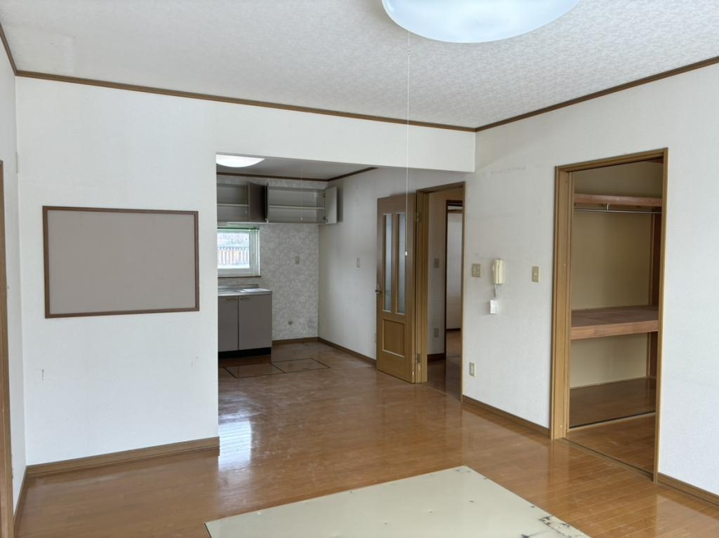 常呂郡訓子府町東町２２２番地１、２２３番１　平家建中古売家の居間・リビング|床暖付きリビング