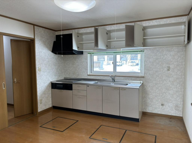 【キッチン】 | 常呂郡訓子府町東町２２２番地１、２２３番１　平家建中古売家 | 吊戸棚あり