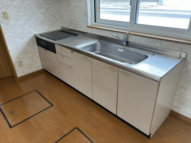 【キッチン】 | 常呂郡訓子府町東町２２２番地１、２２３番１　平家建中古売家 | システムキッチン、IHコンロ