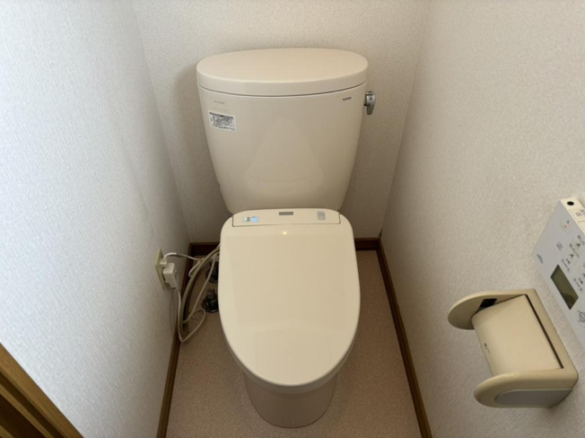 【トイレ】 | 常呂郡訓子府町東町２２２番地１、２２３番１　平家建中古売家 | 温水洗浄便座付トイレ