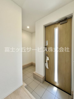 【玄関】 | 牧之原市細江 13期 新築一戸建て 1号棟 | 便利な土間収納もある玄関です