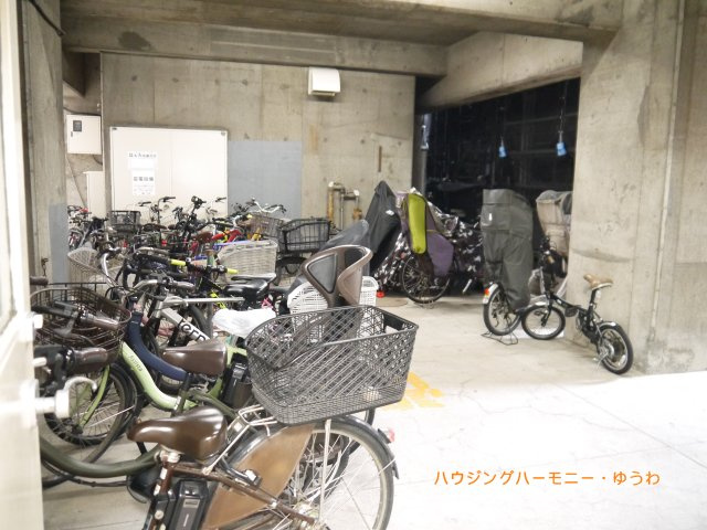 【駐輪場】 | 巣鴨第２ＳＹマンション | 屋根付きの駐輪場となっていますので、雨の日でも大切な自転車が濡れずに済みます。