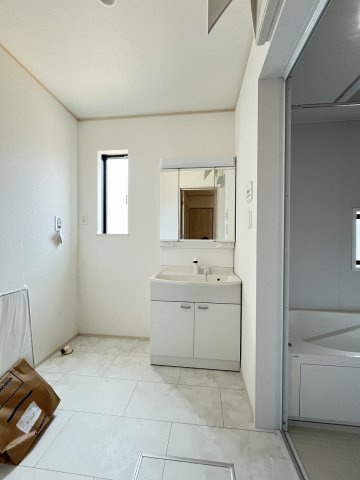 【洗面所】 | 福岡市西区今宿東3丁目　A号棟（全3棟）【仲介手数料無料・0円】 | 施工例。施工例は完成時と異なる場合があります。