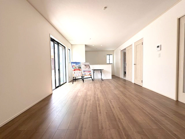 【内装】 | 福岡市西区今宿東3丁目　C号棟（全3棟）【仲介手数料無料・0円】 | 施工例。リビングです。施工例は完成時と異なる場合があります。