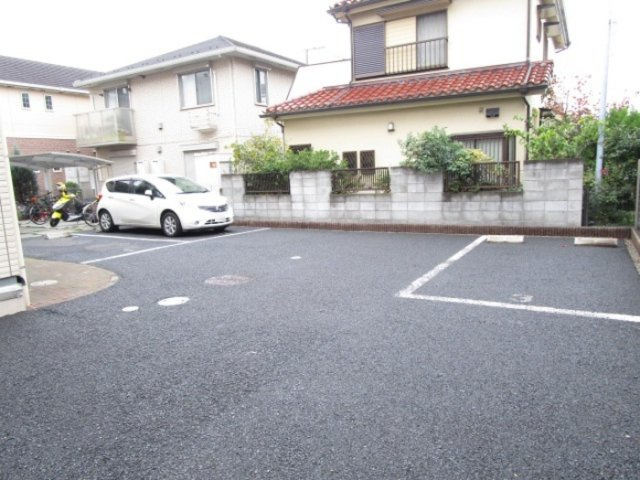 グラシューズ市川の駐車場