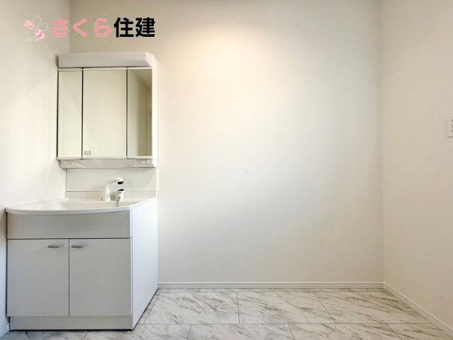 Heartful-Town 　東武江曽島駅１期　1棟の独立洗面台|ゆとりある広さの洗面所。両サイド収納の洗面台で、二人ならんで同時の身支度もスムーズです