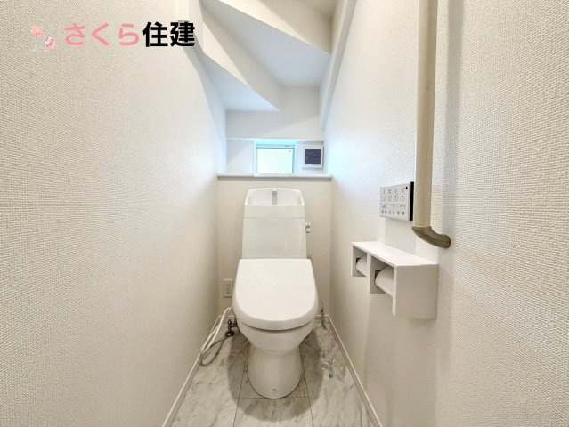 Heartful-Town 　東武江曽島駅１期　1棟のトイレ|トイレは各階完備。夜、トイレに起きても、2階の寝室から1階のトイレに降りる必要はありません。
