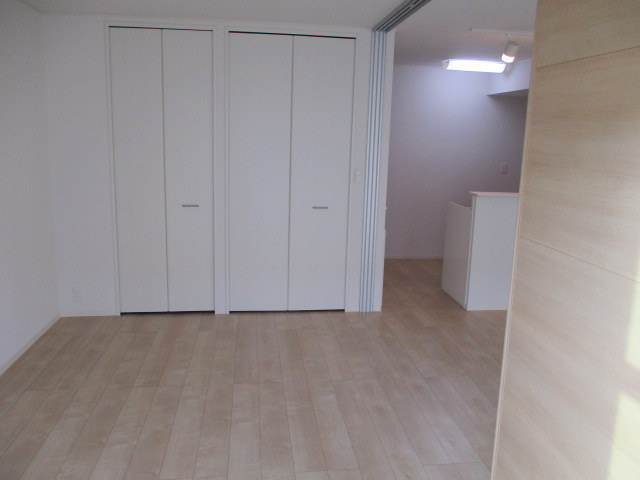 カサ ブランカ駒岡の子供部屋|明るい日差しが注ぎ込む洋室