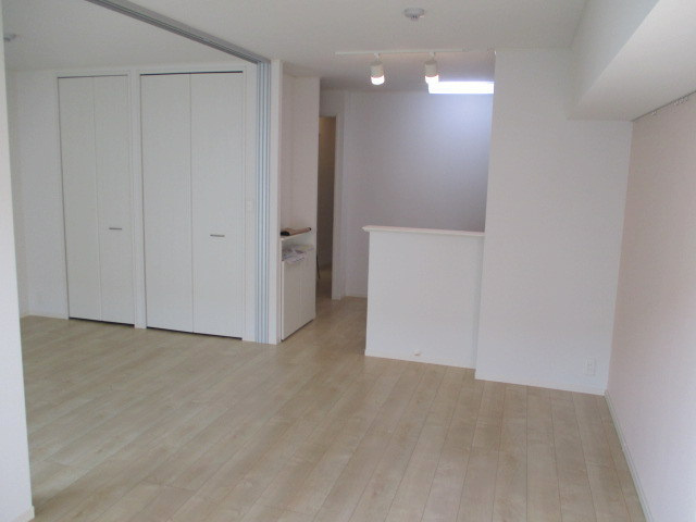 カサ ブランカ駒岡の居間・リビング|人気の対面式システムキッチン付ＬＤＫ