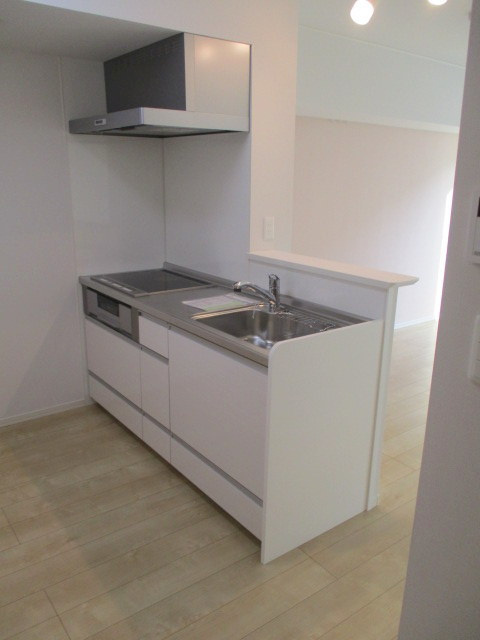 カサ ブランカ駒岡のキッチン|料理の幅も広がるグリル付ＩＨ３口システムキッチン