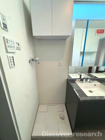 杉並区今川４丁目 中古戸建のランドリースペース|【ランドリースペース】
使いやすい位置にあり上部の収納スペースに洗剤などしまっておくことができます。