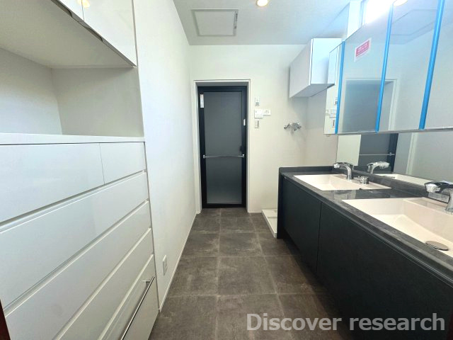 杉並区今川４丁目 中古戸建の脱衣所|【脱衣所】
広々開放的な脱衣所で上部の窓から自然光が差し込み温かみがあります。
収納スペースが多くすっきりと保っておくことができそうです。