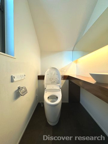 杉並区今川４丁目 中古戸建のトイレ|【トイレ】
白を基調としていてカウンターがオシャレなアクセントになったトイレです。
小窓もあるので換気もできます。