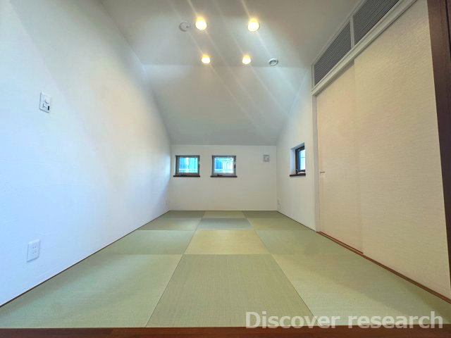 杉並区今川４丁目 中古戸建の和室|【和室（約6.0帖）】
LDKに隣接した約6帖の和室です。扉を開けておくことでリビングと一体利用が可能で開放的な空間になります。
