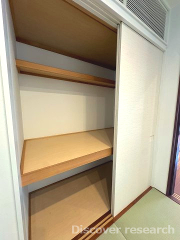 杉並区今川４丁目 中古戸建の収納|【押入れ】
綺麗な押入れで布団など収納しておくことができます。