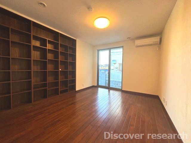 杉並区今川４丁目 中古戸建の洋室|【洋室①（約8.2帖）】
南向きの洋室で明るい自然光が差し込みます。壁には棚が設置されており小物やインテリアなどを収納・配置できそうです。