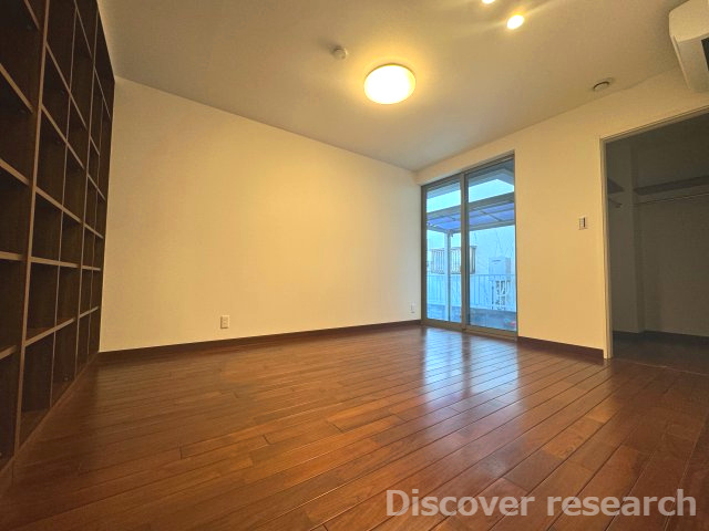 杉並区今川４丁目 中古戸建の洋室|【洋室②（約8.0帖）】
南向きの洋室で明るい自然光が差し込みます。棚のほかにWICが設けられたお部屋になります。