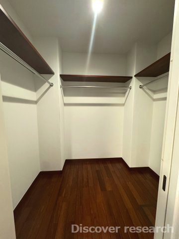 杉並区今川４丁目 中古戸建の収納|【ウォークインクローゼット】
大容量のウォークインクローゼットです。お洋服のほかにキャリーケースなどの大きな荷物も収納可能で使い勝手が良さそうです。