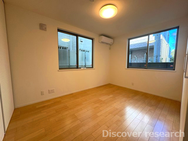 杉並区今川４丁目 中古戸建の洋室|【洋室③（約18.4帖）】
2部屋に分割可能なお部屋で用途に合わせて使い分けできそうです。