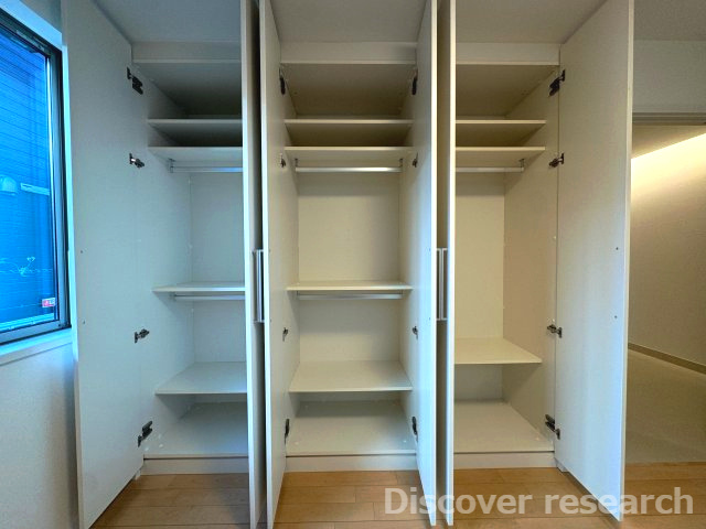 杉並区今川４丁目 中古戸建の収納|【収納】
３つに分かれた収納で使い分けができそうです。