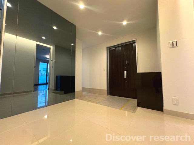 杉並区今川４丁目 中古戸建の玄関|【玄関】
白を基調とした清潔感のある開放的な玄関です。玄関収納が鏡代わりになりお出かけ前には身支度チェックもできます♪