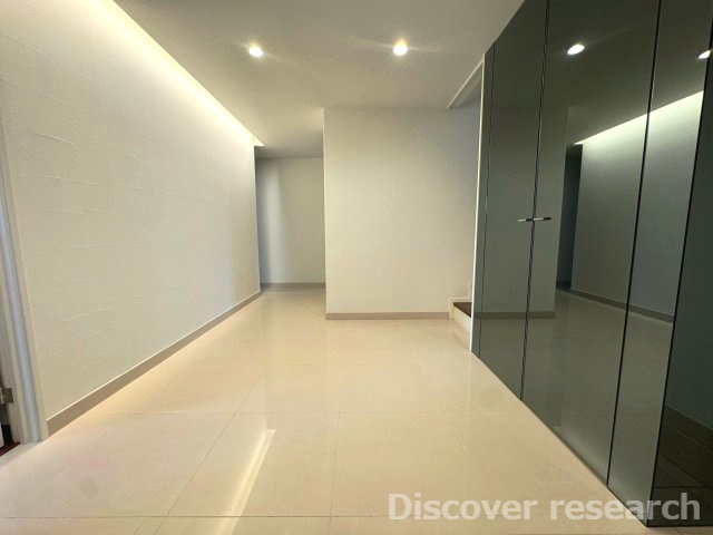 杉並区今川４丁目 中古戸建の玄関|【玄関ホール】
開放的な玄関ホールです。ダウンライトや間接照明が高級感を演出し気分を上げてくれます！