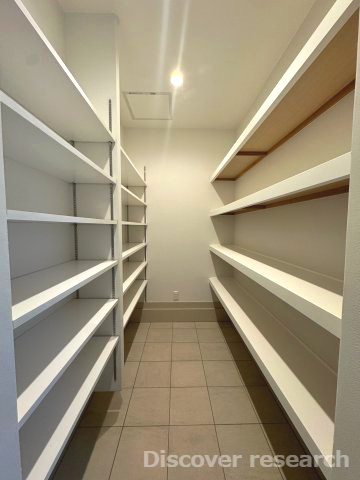 杉並区今川４丁目 中古戸建の収納|【シューズインクローゼット】
幅、奥行きのある広々した大容量のシューズインクローゼットです。
履く回数が少ない靴など綺麗に保っておくことができそうです。