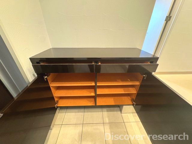 杉並区今川４丁目 中古戸建の収納|【シューズボックス】
玄関すぐ横にあるシューズボックスです。履く回数の多い靴などはこちらに収納していただければスムーズにお出かけできます♪